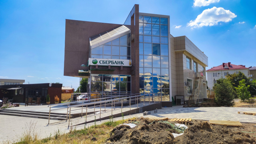 Современное отделение Сбербанка со стеклянным фасадом и пандусом