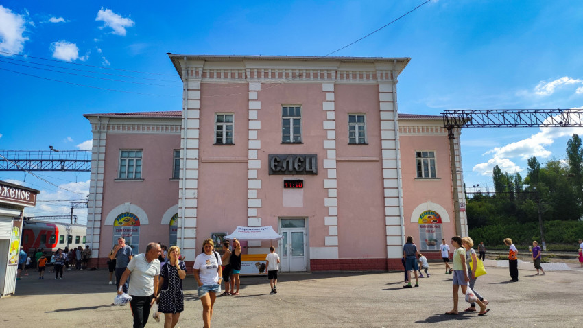 Здание железнодорожного вокзала «Елец» и пассажиры на привокзальной площади