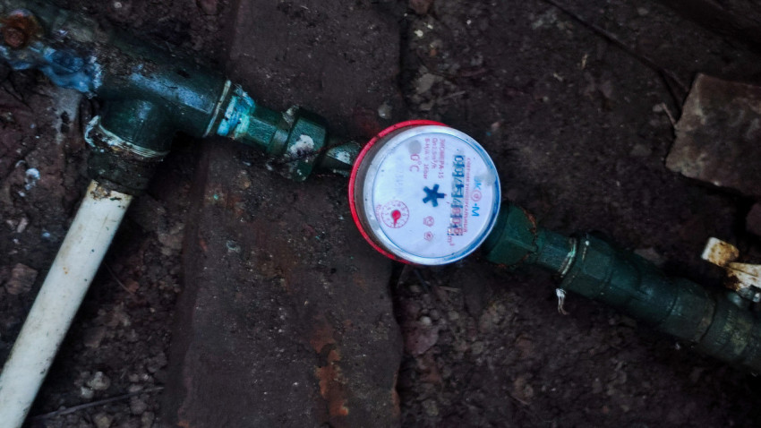 Водосчётчик на трубопроводе в смотровом приямке