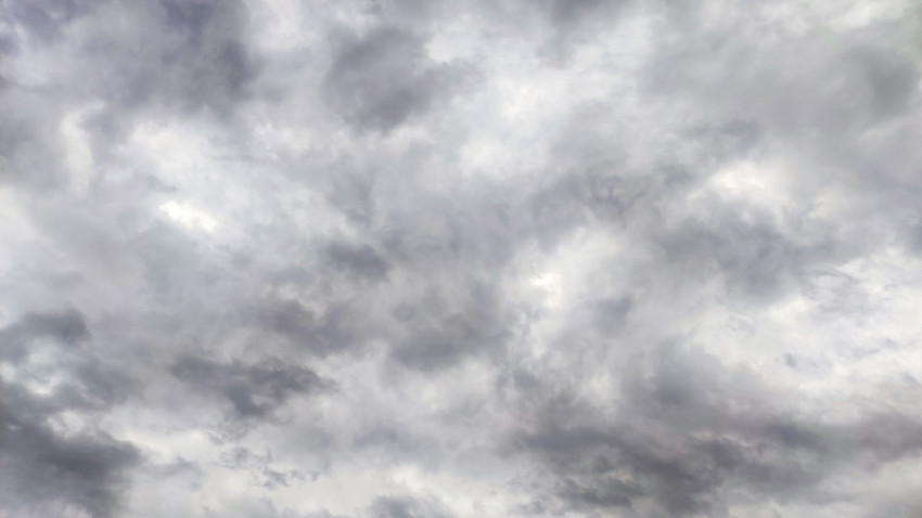 Драматичная облачность с темными пятнами на пасмурном небе