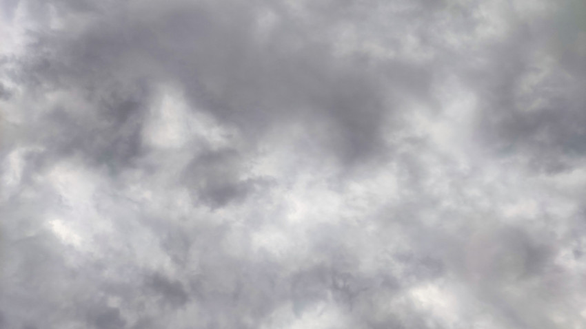 Плотный серый облачный покров как фон для прогноза погоды