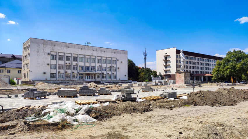 Стройплощадка благоустройства площади с памятником Ленину и поддонами плитки