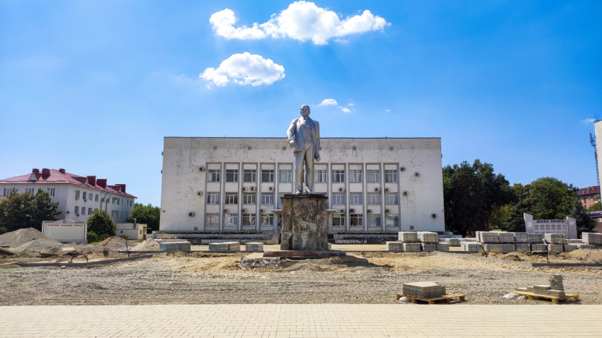 Фронтальный вид памятника Ленину на фоне административного здания