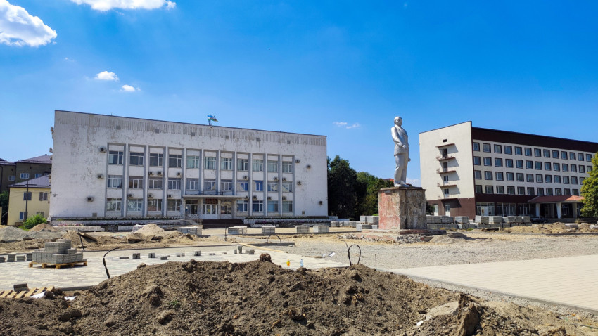 Памятник Ленину у административного здания во время благоустройства площади
