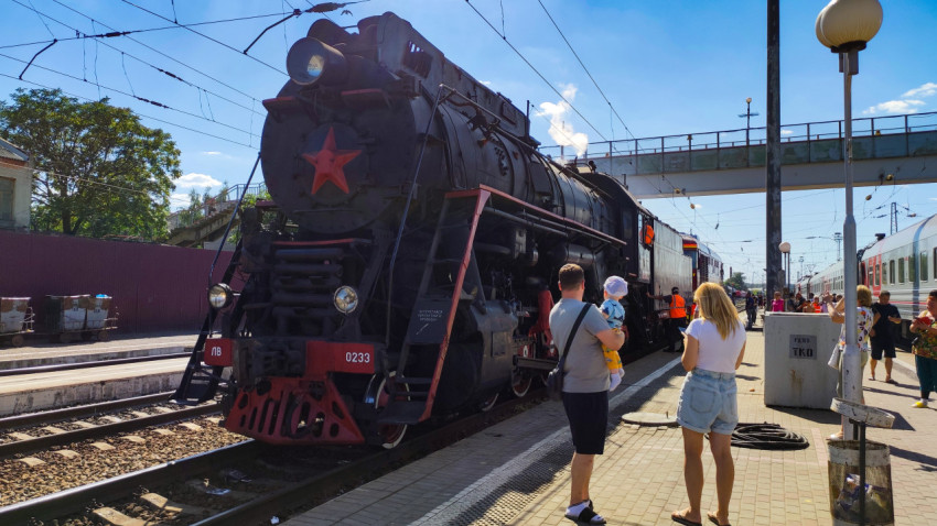 Паровоз ЛВ-0233 у перрона с пассажирами и пешеходным мостом над путями