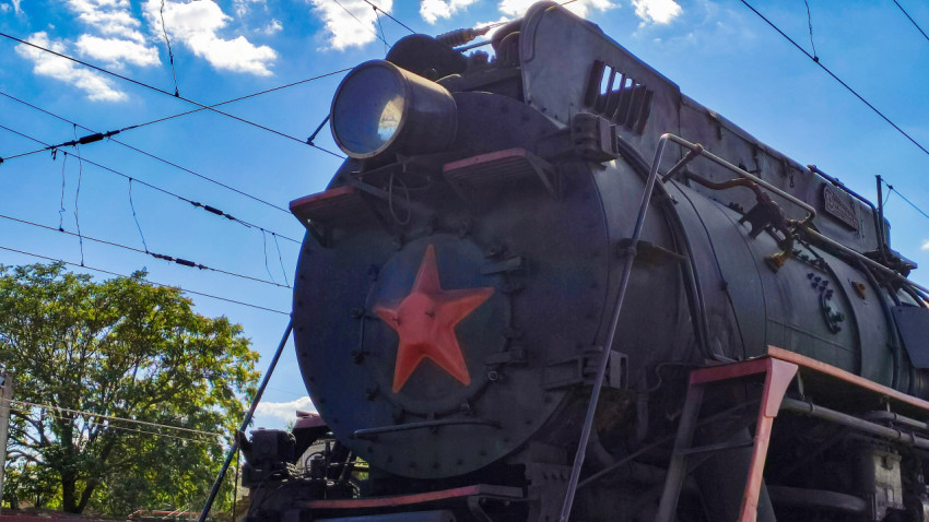 Крупный план передней части паровоза с прожектором и красной звездой
