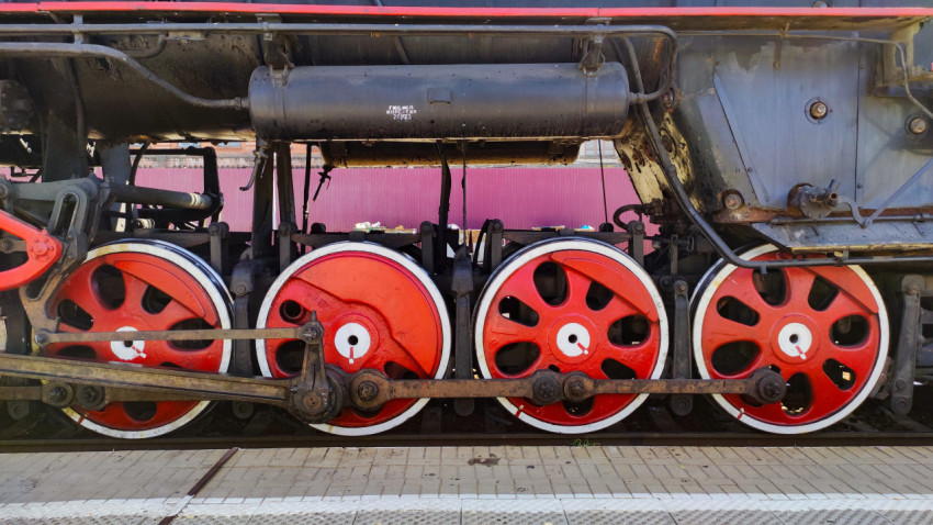 Колёсные пары паровоза с красными спицевыми колёсами и шатунным механизмом