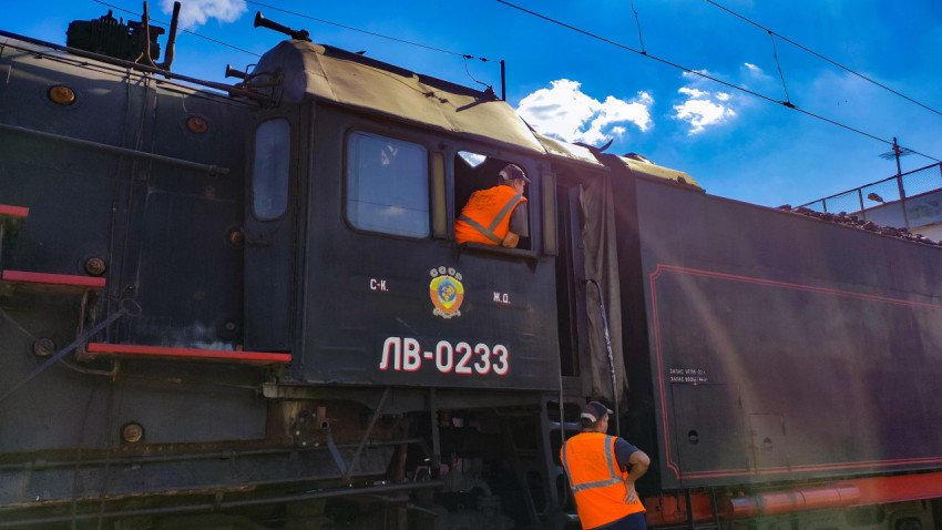 Кабина паровоза ЛВ-0233 и железнодорожники у платформы станции