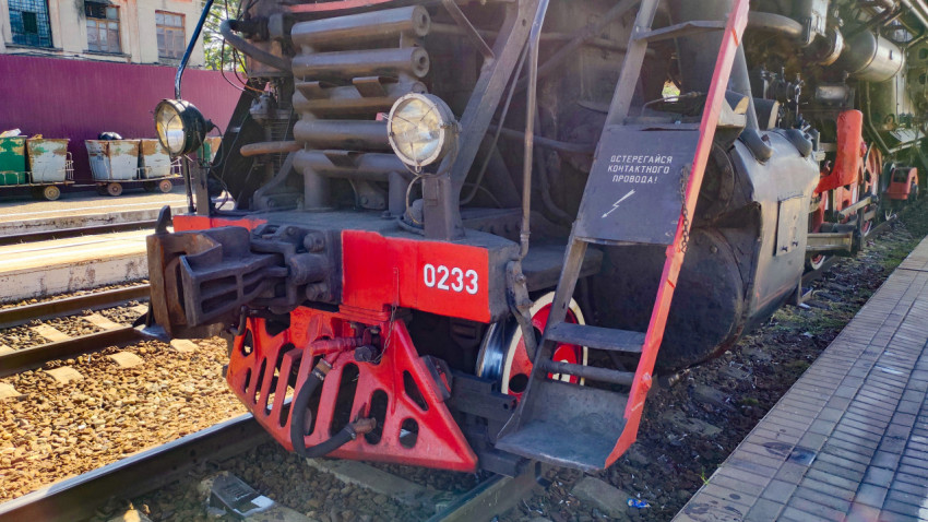 Деталь автосцепки и нижней части паровоза ЛВ-0233 у края платформы