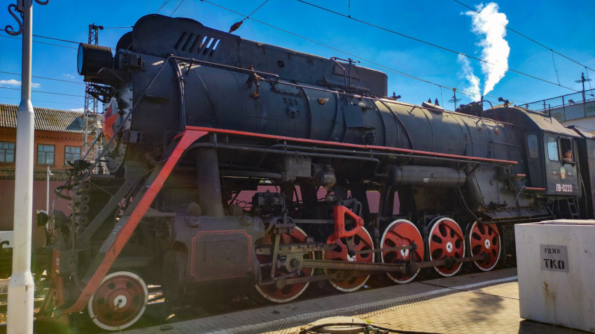 Крупный боковой ракурс паровоза ЛВ-0233 с красными колёсами и ходовыми тягами