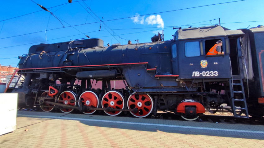Советский паровоз серии ЛВ-0233 у платформы с контактной сетью