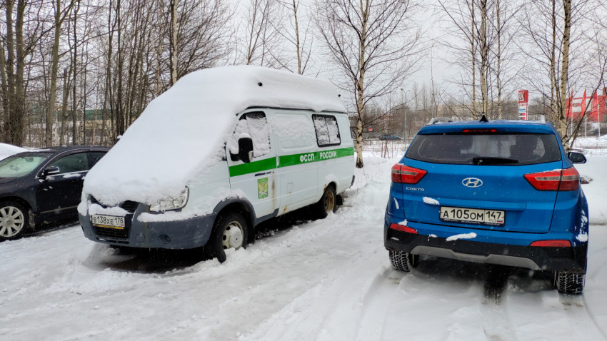 Автомобиль ФССП России припаркован на снегу