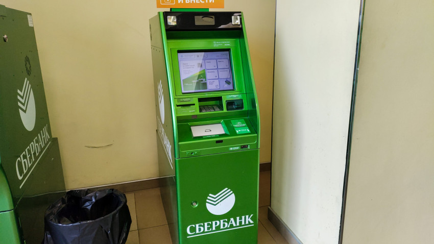 Банкомат Сбербанка с активным экраном в помещении