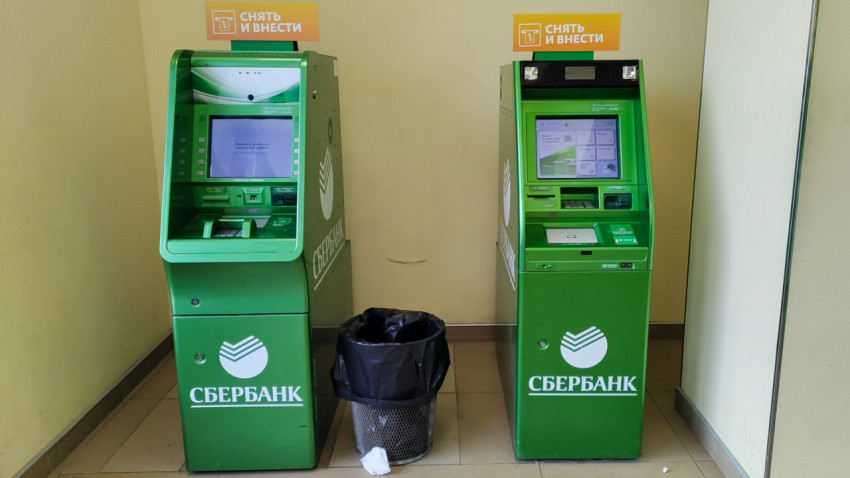 Два банкомата Сбербанка с табличками «Снять и внести»