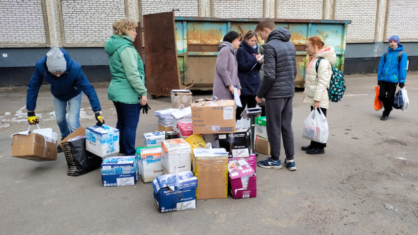 Сортировка макулатуры волонтёрами на площадке у контейнера