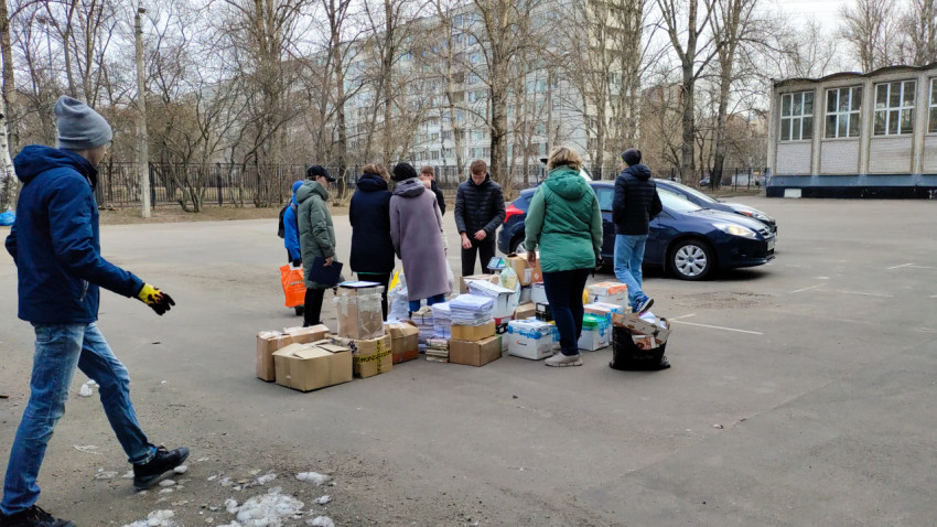 Сбор макулатуры в школьном дворе в рамках экоинициативы