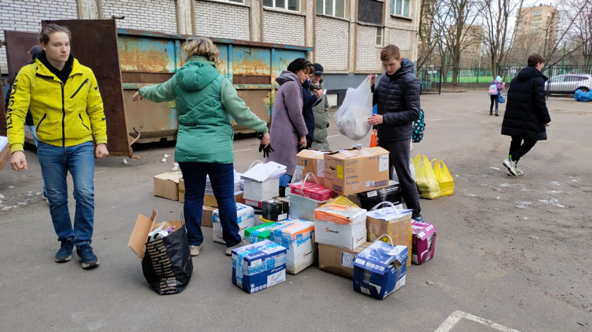 Горожане сдают бумагу для переработки на уличной акции