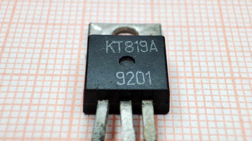 Фронтальный вид транзистора КТ819А на миллиметровке