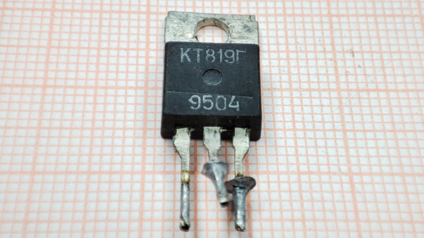 Транзистор КТ819Г с припоем на выводах