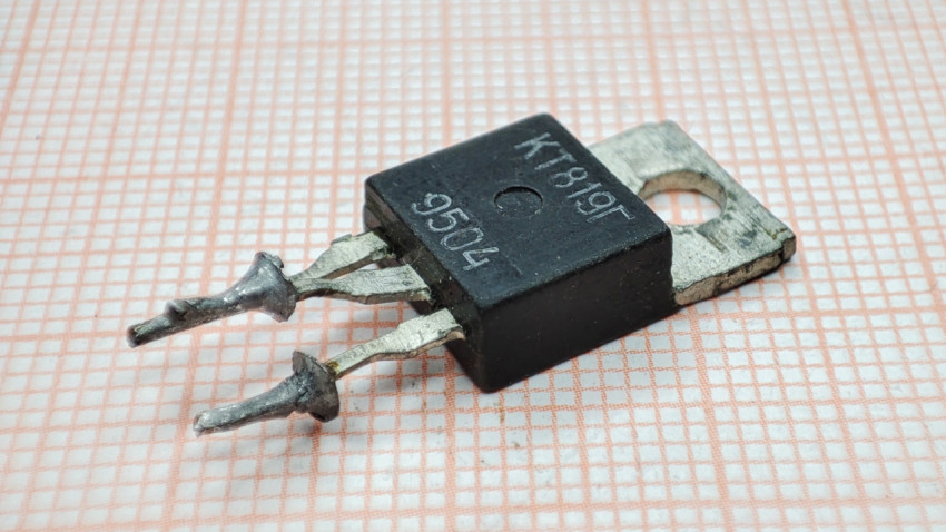 Транзистор КТ819Г с крупными каплями припоя на ножках