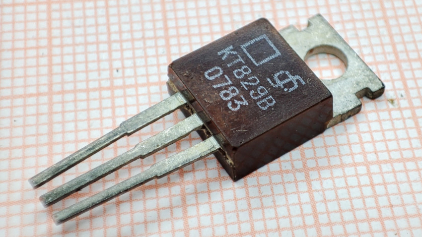 Транзистор КТ829В с маркировкой 0783 крупным планом