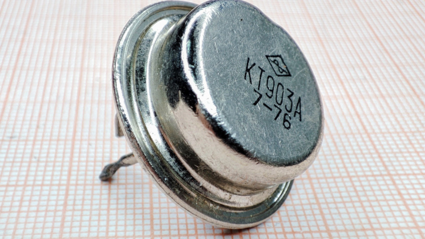 Крупный план транзистора КТ903А с маркировкой на корпусе