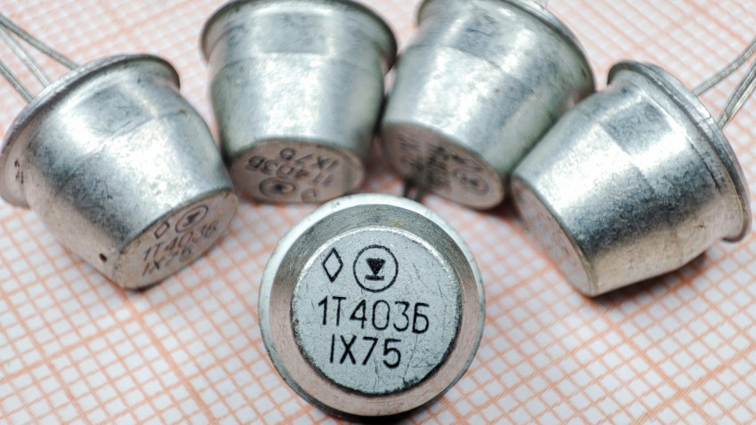 Группа транзисторов ГТ403Б и 1Т403Б с маркировкой на корпусе