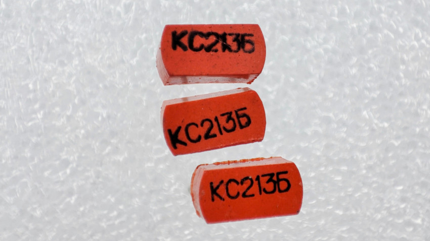 Три стабилитрона КС213Б на светлом фоне