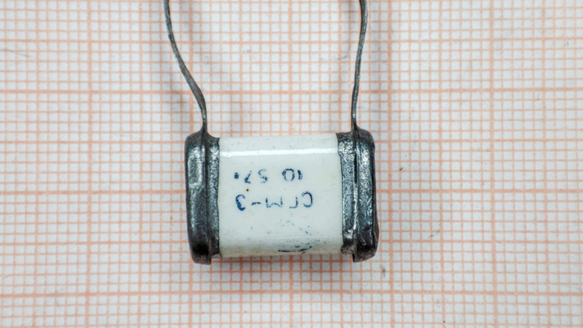 Конденсатор СГМ-3 с маркировкой типа и датой