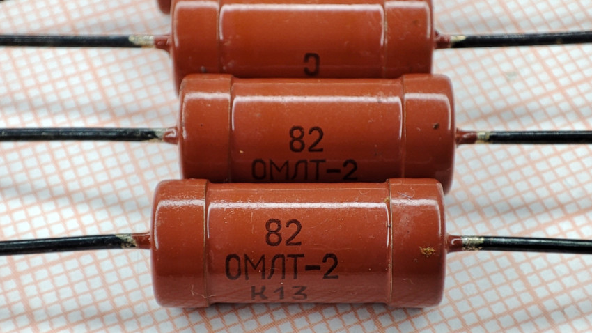 Ряд резисторов ОМЛТ-2 на бело-оранжевом фоне
