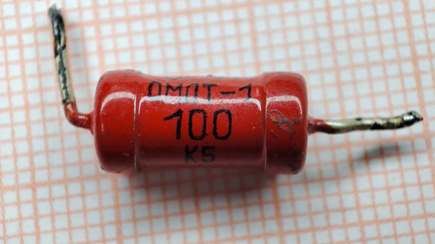 Резистор ОМПТ-1 номиналом 100 Ом с допуском K5 крупным планом