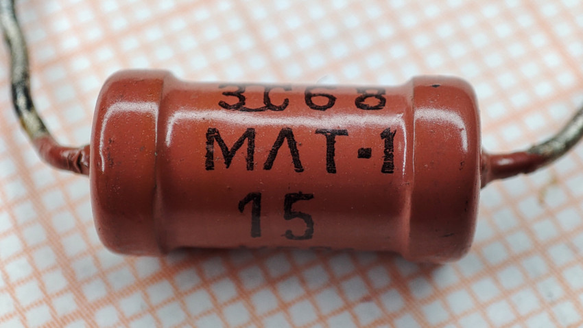 Крупный план резистора МЛТ-1 с маркировкой 3С68
