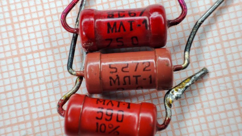 Советские резисторы МЛТ-1 разных номиналов крупным планом