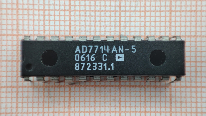 Микросхема AD7714AN-5 на фоне миллиметровой бумаги