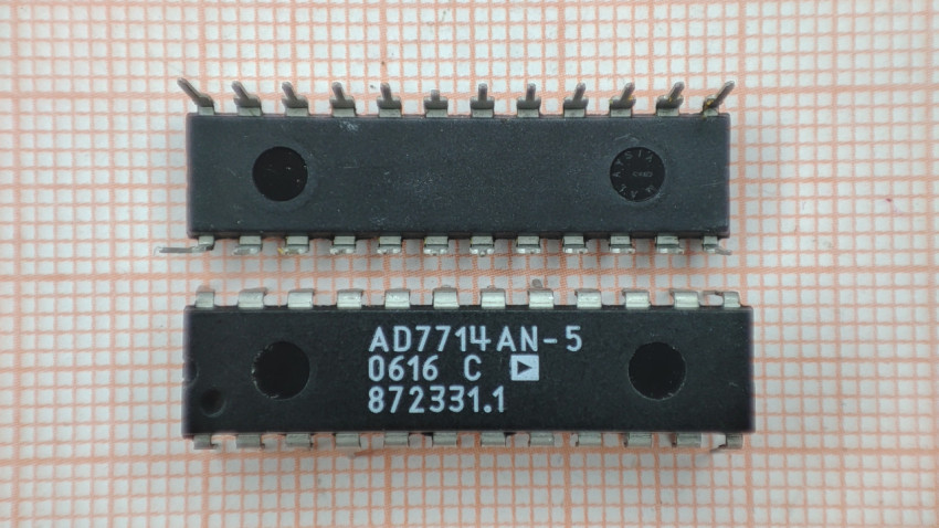 Вид двух микросхем AD7714AN-5 с маркировкой