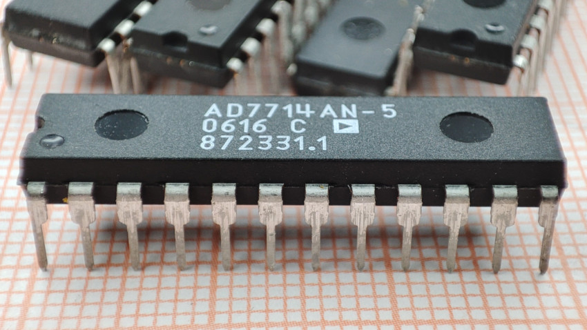 Крупный план микросхемы AD7714AN-5 с маркировкой