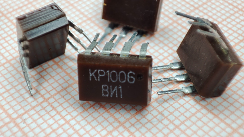 Группа микросхем КР1006ВИ1 на рабочем столе