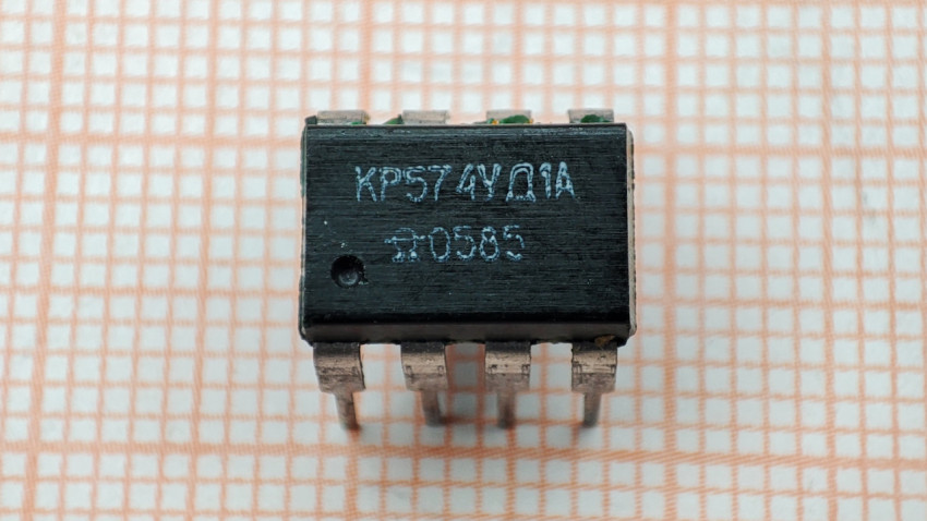 Микросхема КР574УД1А в корпусе DIP-8 вид сверху
