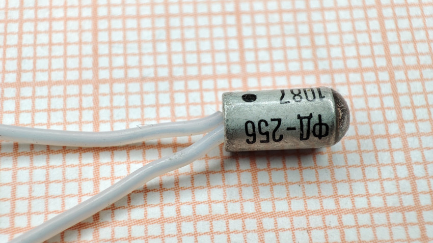 ФД-256 с изгибом проводов на фоне миллиметровки