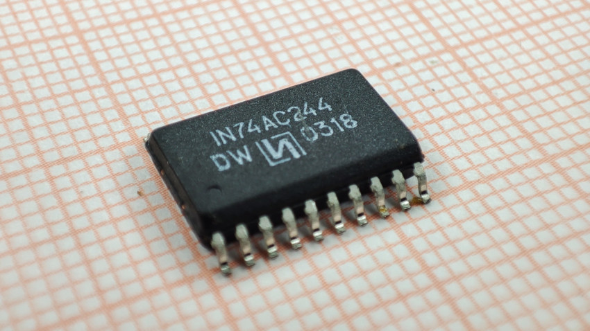 Микросхема IN74AC244 с маркировкой 0318 на миллиметровке