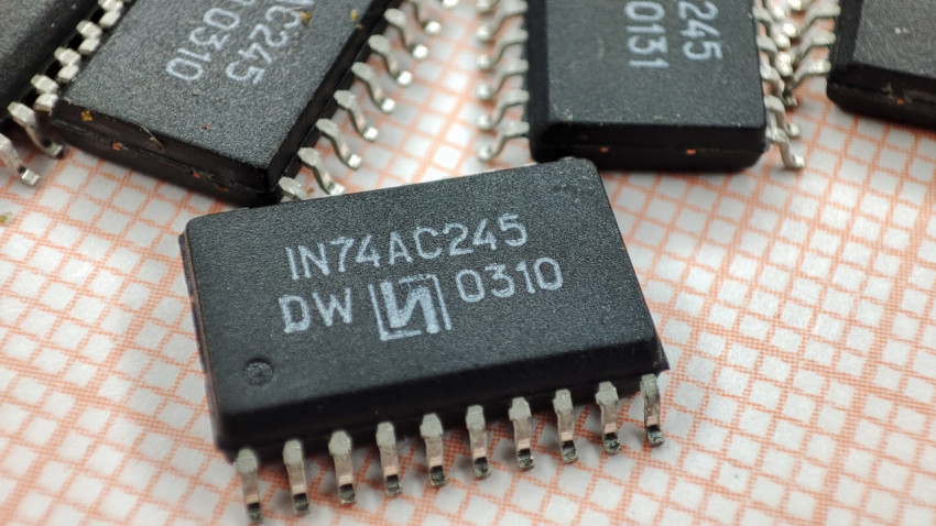 IN74AC245 с маркировкой DW 0131 в окружении других микросхем