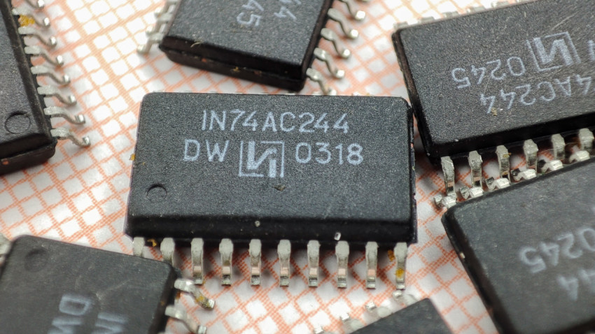 Центральное размещение IN74AC244 с маркировкой DW 0318