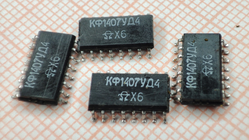 Микросхемы КФ1407УД4 на фоне миллиметровки