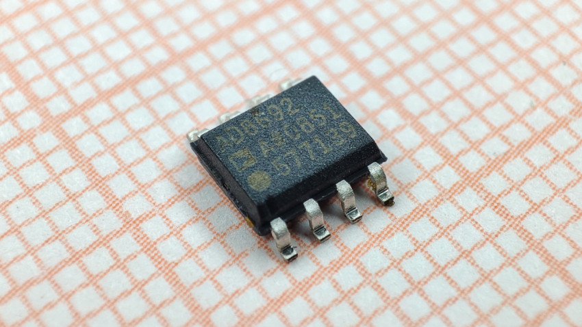Микросхема AD8692 в корпусе SOIC-8 на миллиметровке