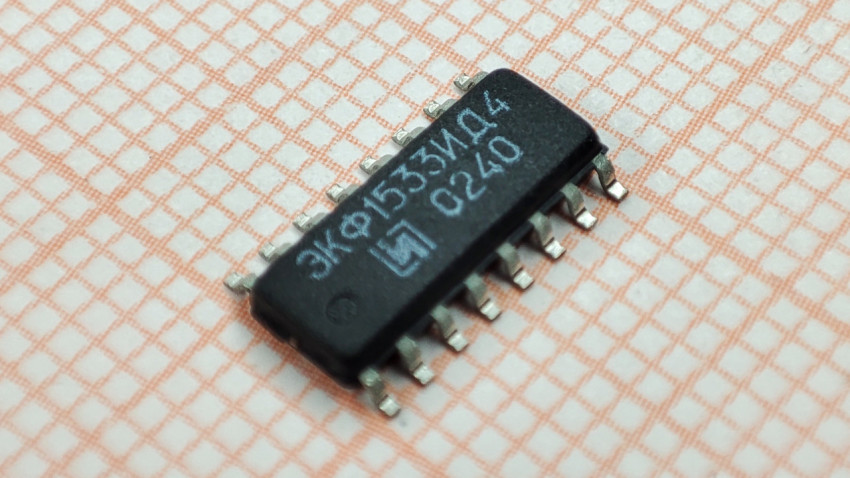 Микросхема ЭКФ1533ИД4 с маркировкой и контактами