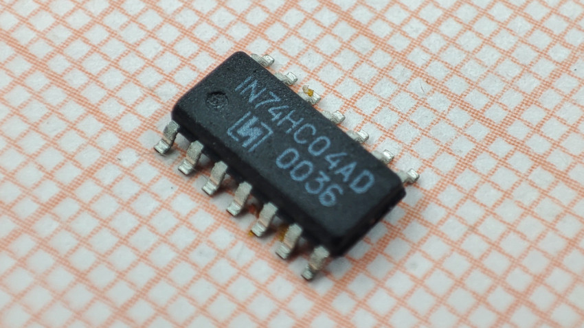 Фрагмент микросхемы IN74HC04AD с маркировкой
