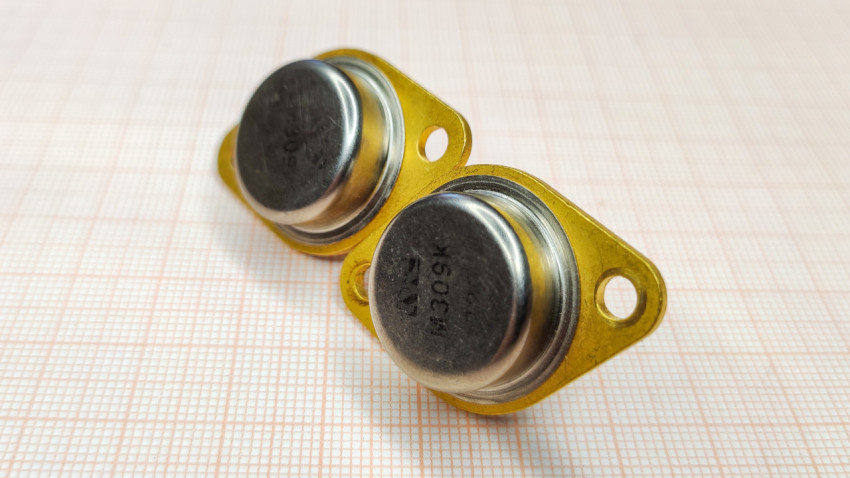 Пара стабилизаторов LM309K на фоне миллиметровки