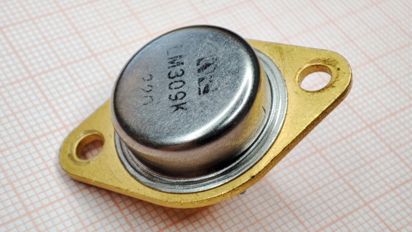 Микросхема LM309K с маркировкой на верхней крышке вблизи