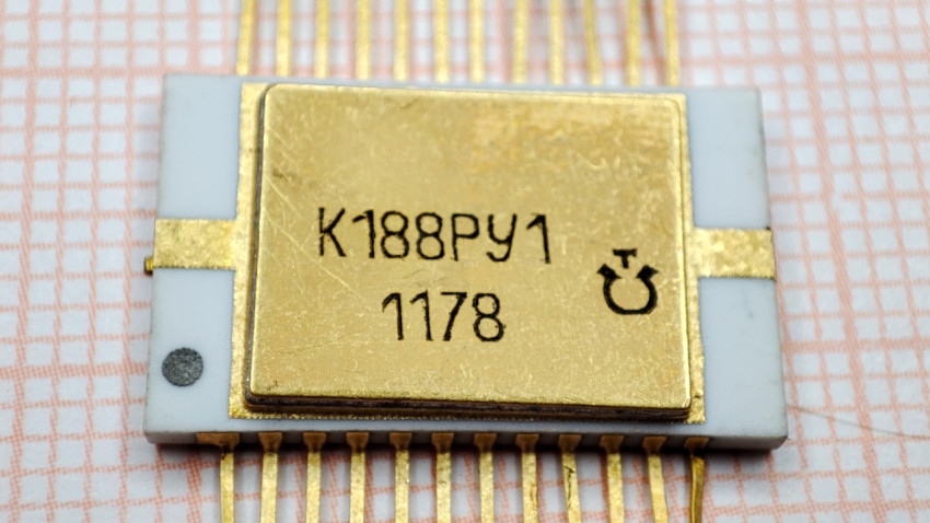 Микросхема К188РУ1 крупным планом на миллиметровке