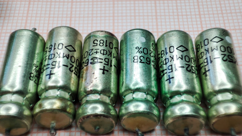 Ряд танталовых конденсаторов К52-1Б с маркировкой